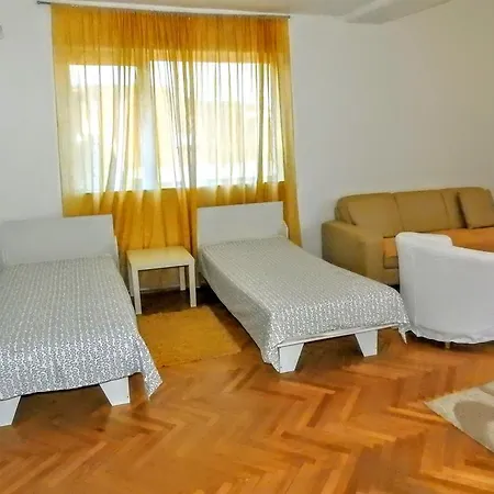 University Square Penthouse 아파트